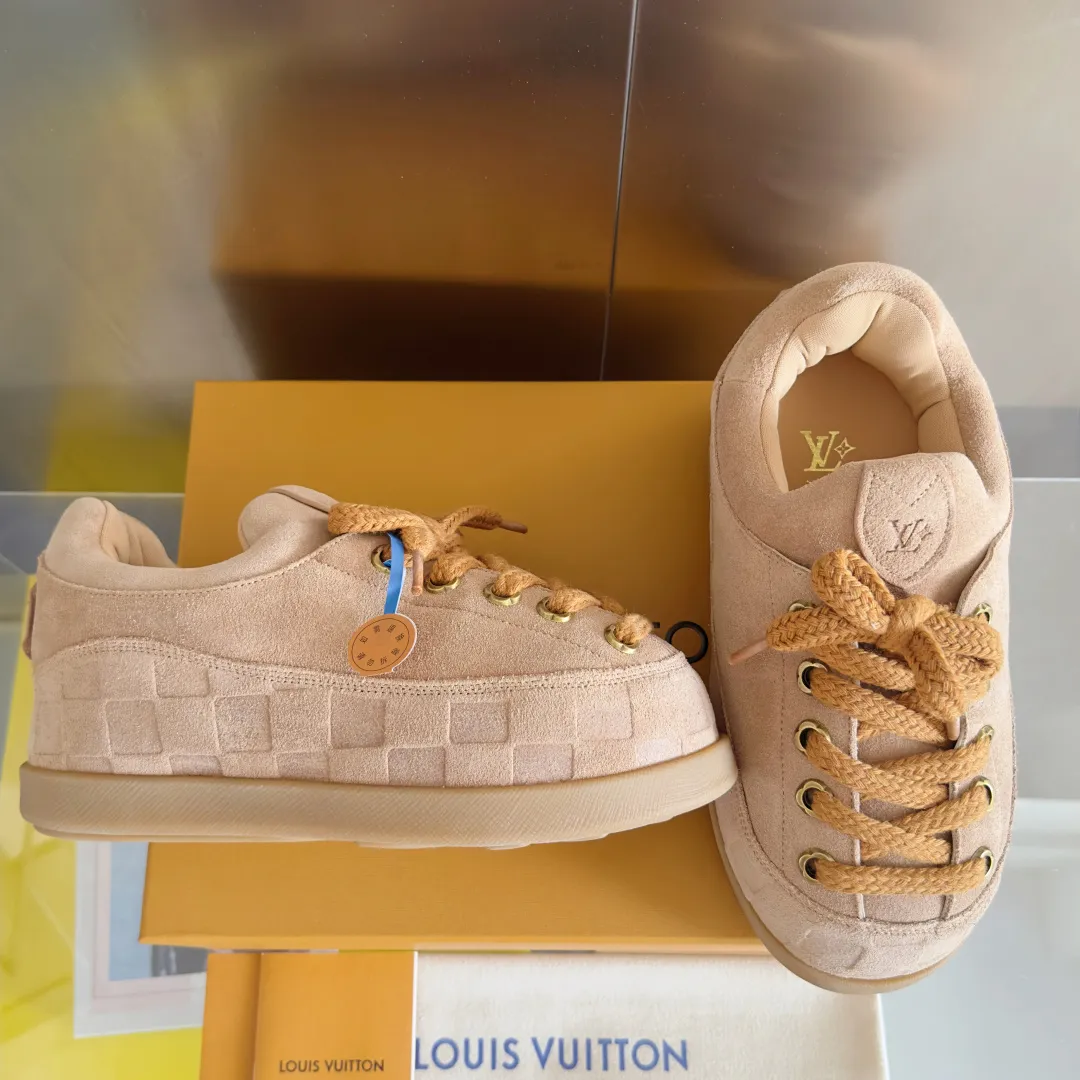 [L Family x Ingo joint model] Top P: 820💰 ▪️Size: Women's 35-40 (customized at 41.42 for women). Men's 39-44 (customized at 38.45.46) LV x Ingo joint model Top version Fatty Forrest Gump shoes Thick sole Couple model Casual sports shoes Original purchase and development Production LV Yeti lace-up shoes from LV Yeti The series combines Japanese "small feet" fashion aesthetics with classic Louis Vuitton elements in avant-garde strokes, subtly paying tribute to the traditional Japanese culture of taking off shoes when entering the house. The suede cow leather is partially embossed with Nigo's reinterpreted Damier pattern, and the comfortable casual shoe configuration highlights street style. Exquisite packaging at the delivery counter🛍📦 ▪️Fabric: Original imported first-layer cowhide ▪️Inner lining: Original custom-made breathable mesh ▪️Sole: Original molded non-slip TPU material ▪️Sole thickness: 5CM